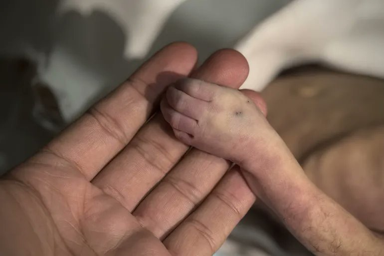 وفاة رضيع بغزة جراء البرد القارس… ارتفاع حصيلة ضحايا الشتاء إلى 11 طفلاً