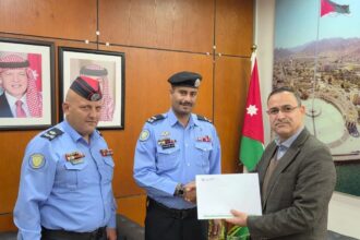 سلطة العقبة تكرّم وكيلًا في الإدارة الملكية لحماية البيئة لإنقاذه فتاة من الغرق