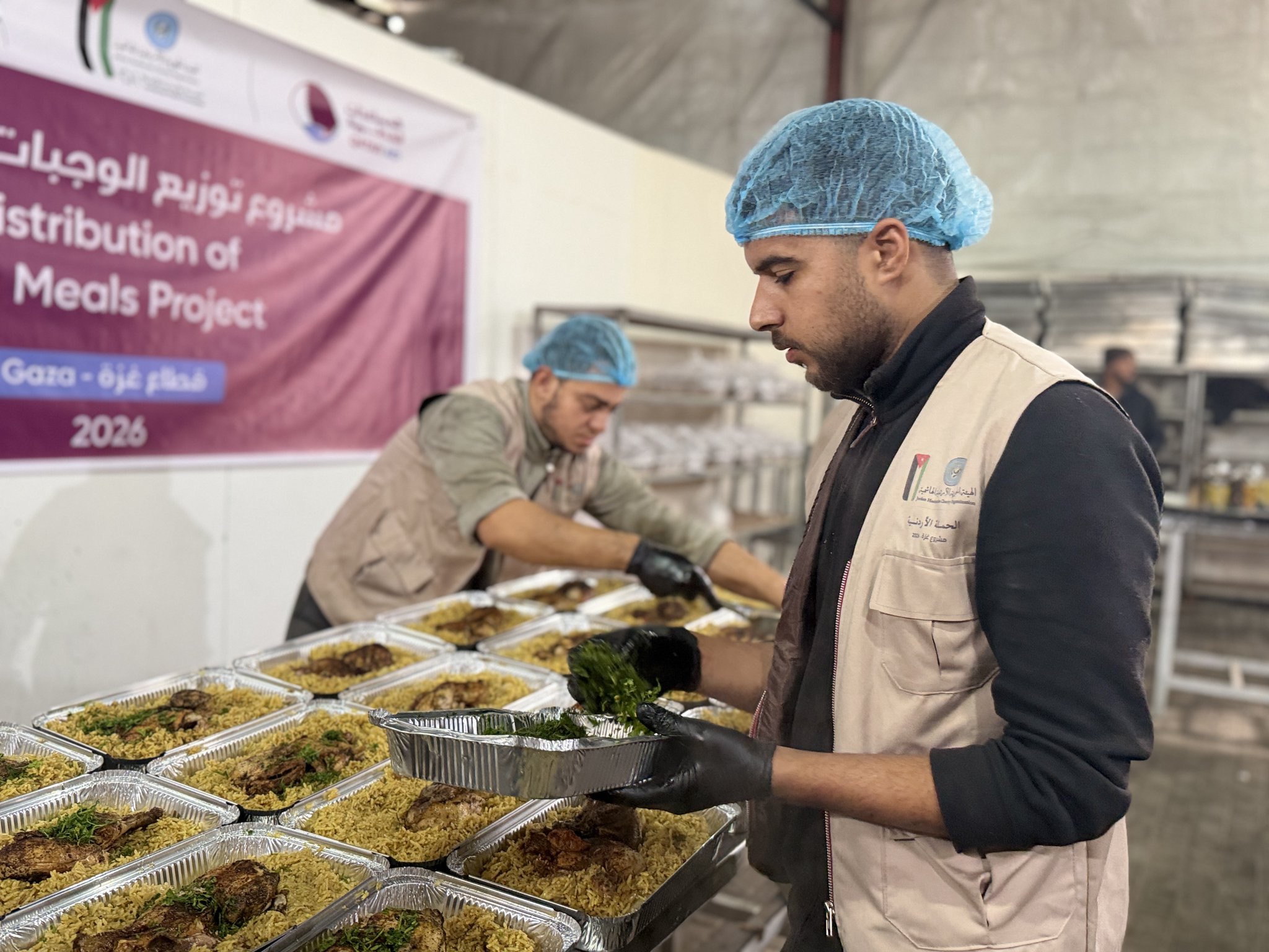 الهيئة الخيرية الأردنية توزع وجبات ساخنة على الأسر المتضررة في غزة