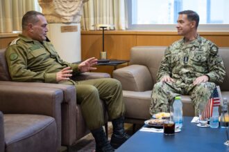 قائد سنتكوم يصل إسرائيل وسط تقديرات بضربة أمريكية محتملة ضد إيران