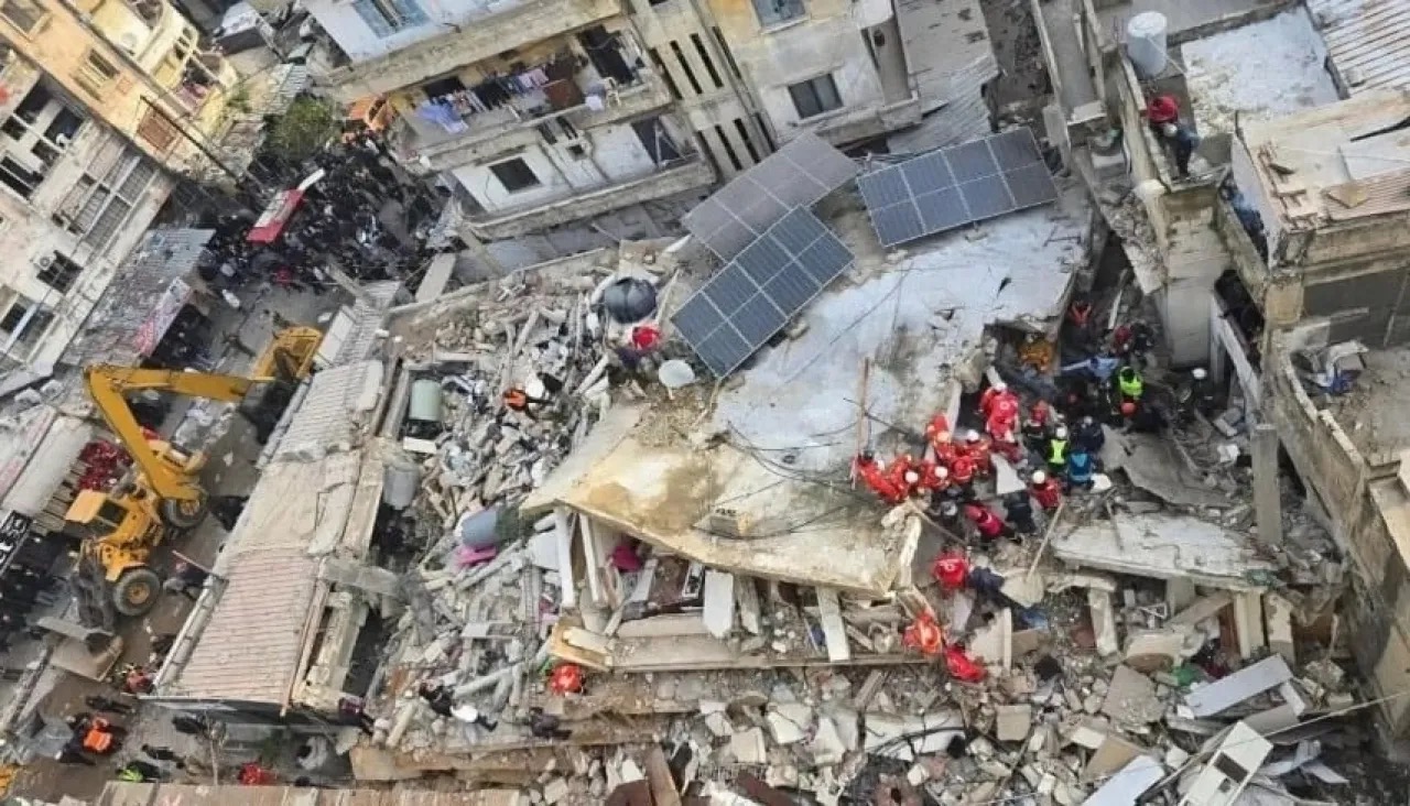 انهيار مبنى في طرابلس يوقع عائلة تحت الأنقاض وعمليات إنقاذ مكثفة جارية