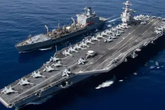 حاملة الطائرات الأمريكية “يو إس إس أبراهام لنكولن” تعبر مضيق ملقا متجهة للشرق الأوسط