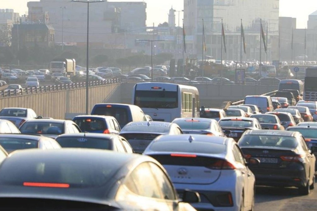 تباطؤ الحركة المرورية بين الدوار الرابع والخامس بسبب مركبتين معطلتين