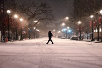 الولايات المتحدة تواجه شتاءً قاسياً: آلاف الرحلات ملغاة وانقطاع الكهرباء عن 230 ألف شخص