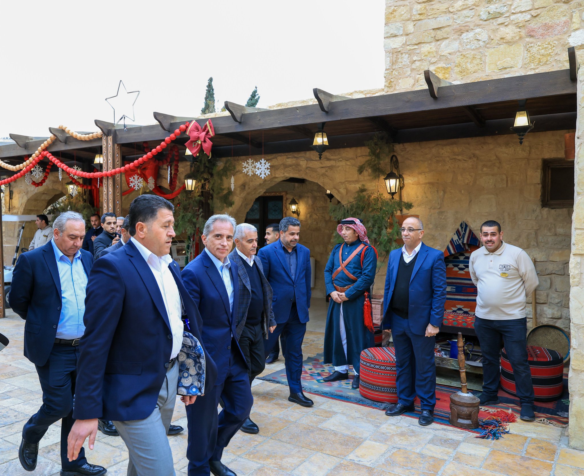 صورة حول : رئيس الوزراء يفتتح فندق كراون بلازا البترا بعد تحديثه رئيس الوزراء يفتتح فندق كراون بلازا البترا بعد تحديثه