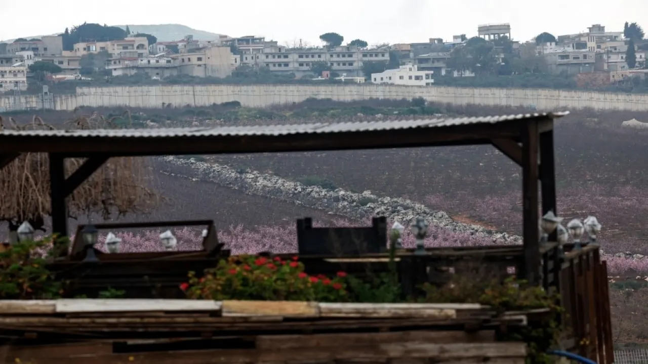صورة حول : جيش الاحتلال الإسرائيلي يعلن قصف 4 معابر حدودية بين سوريا ولبنان جيش الاحتلال الإسرائيلي يعلن قصف 4 معابر حدودية بين سوريا ولبنان