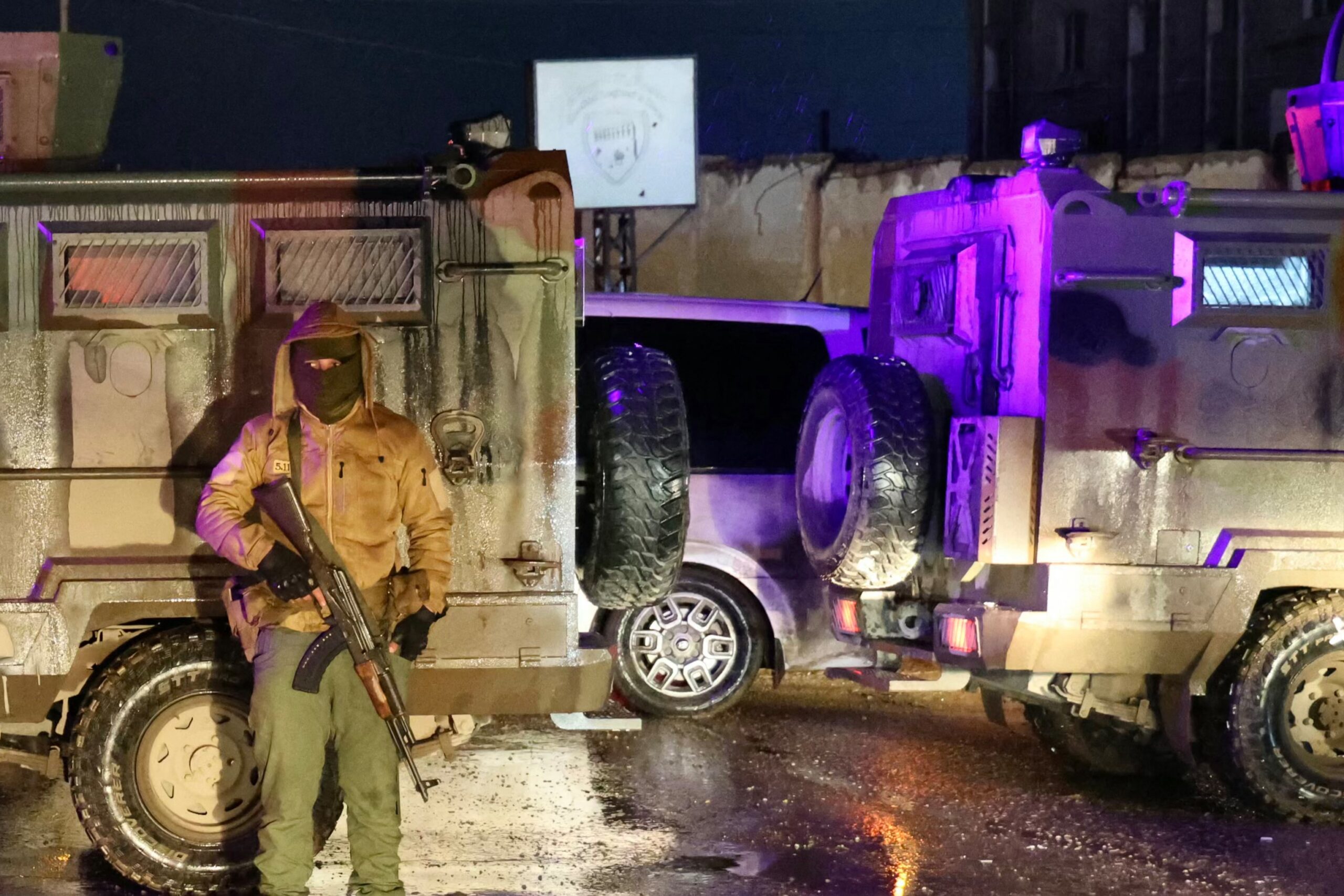 صورة حول : تصعيد في ريف حلب: تبادل اتهامات بين الجيش السوري وقسد بخرق وقف إطلاق النار تصعيد في ريف حلب: تبادل اتهامات بين الجيش السوري وقسد بخرق وقف إطلاق النار