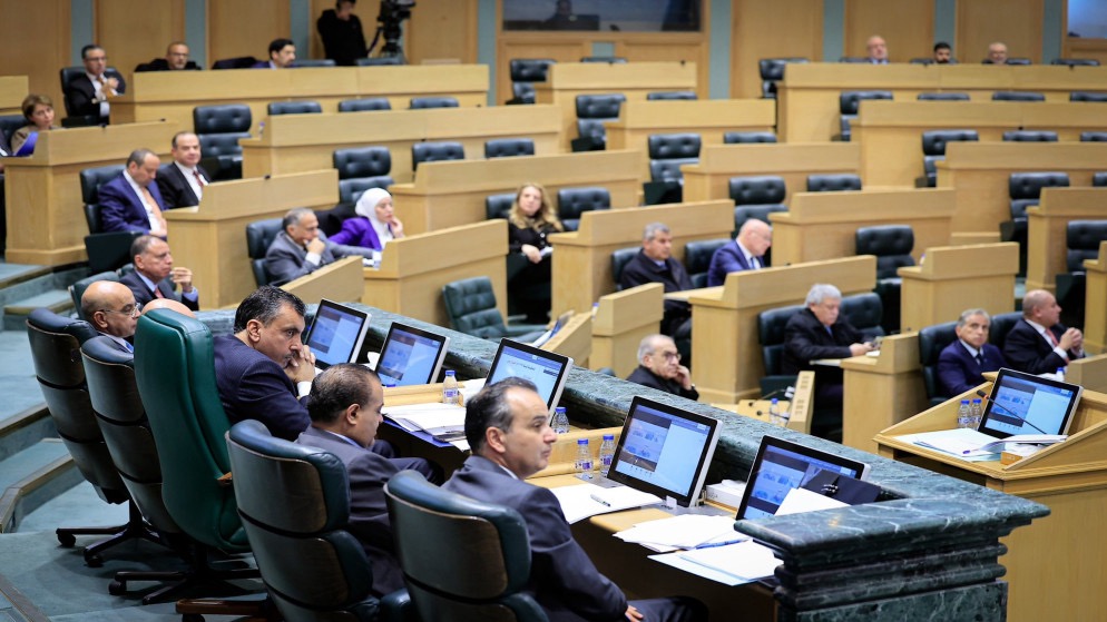 بالأغلبية…. النواب يقر 4 مواد من الكاتب العدل