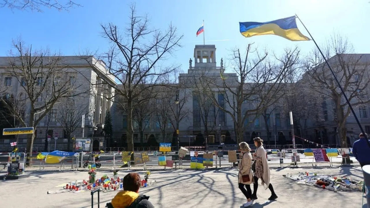 صورة حول : ألمانيا تطرد دبلوماسياً روسياً بتهمة التجسس وسط توتر متصاعد في العلاقات الثنائية ألمانيا تطرد دبلوماسياً روسياً بتهمة التجسس وسط توتر متصاعد في العلاقات الثنائية