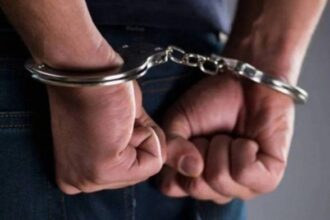 توقيف مندوب شركة تتعامل مع وزارة التربية والتعليم بتهم فساد