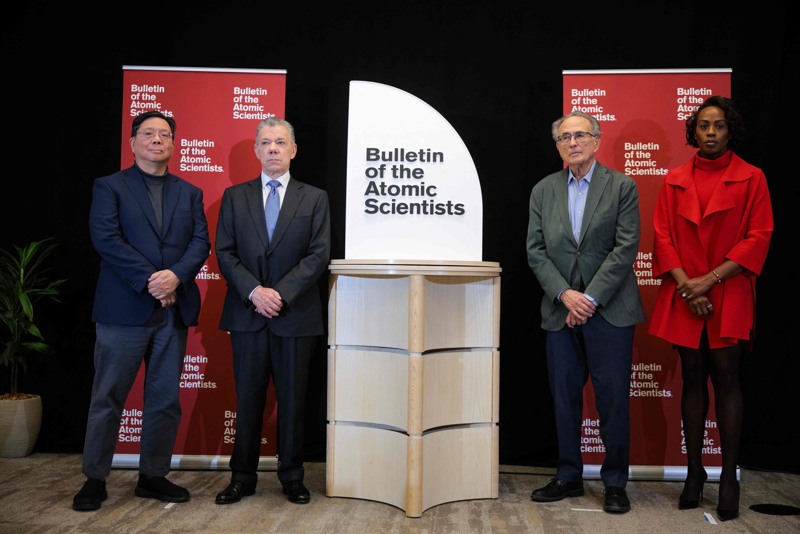 صورة حول : علماء الذرة: العالم على حافة الكارثة علماء الذرة: العالم على حافة الكارثة