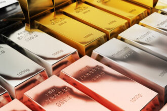 الفضة تلامس 100 دولار للأوقية للمرة الأولى في تاريخها