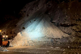 انهيار ثلجي يودي بحياة 9 أشخاص ويقطع الطرق في إقليم خيبر