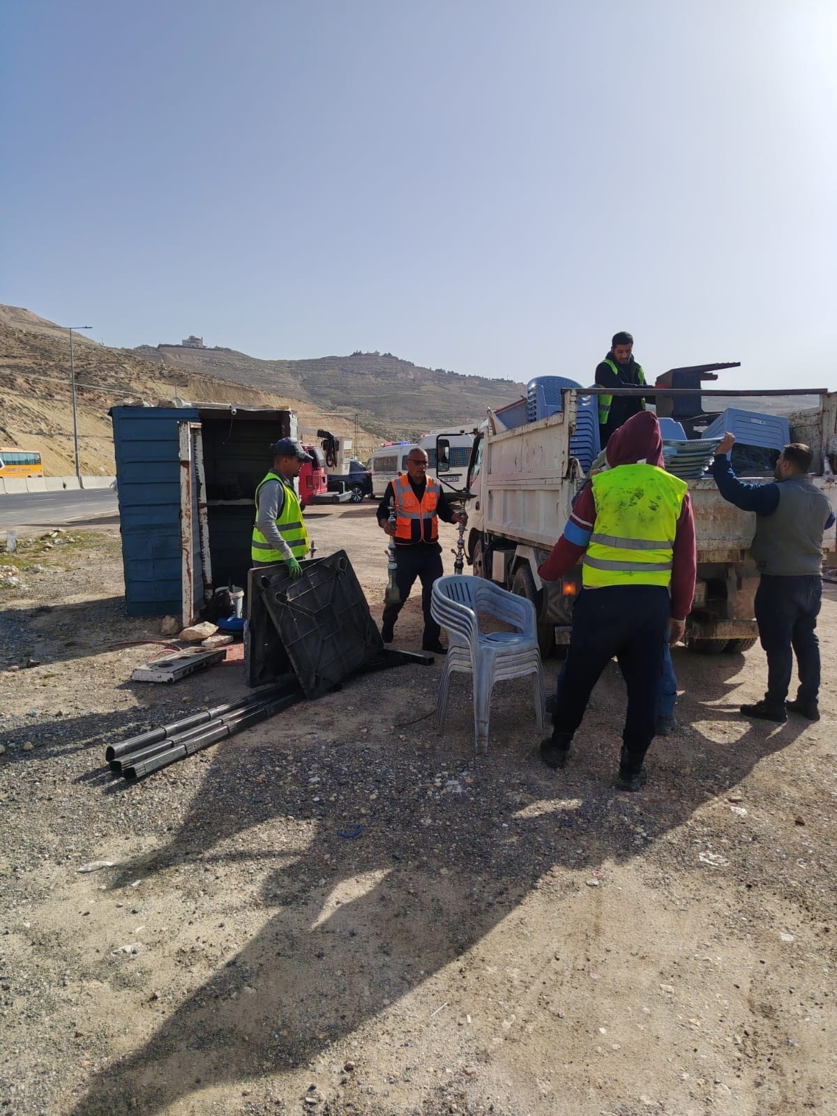 الأشغال تزيل أكشاك شارع الأردن المخالفة في عين الباشا