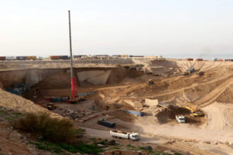 وزير الأشغال يتفقد مشاريع الحماية المائية وتطوير الطرق في البحر الميت والكرك