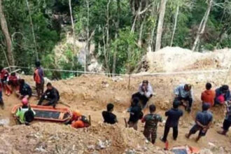 مصرع 23 جندياً بانهيارات أرضية في إندونيسيا وسط استمرار البحث عن المفقودين