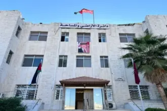 جدل حول نظام حجز المواعيد الإلكتروني في معاملات التنازل عن الملكية بدائرة الأراضي والمساحة