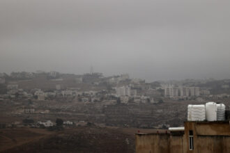 كتلة هوائية باردة تضرب المملكة الأربعاء وأمطار رعدية وتحذيرات من السيول والغبار