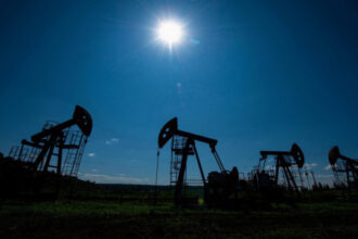 تباين أسعار النفط مع مخاوف الإمدادات في أميركا
