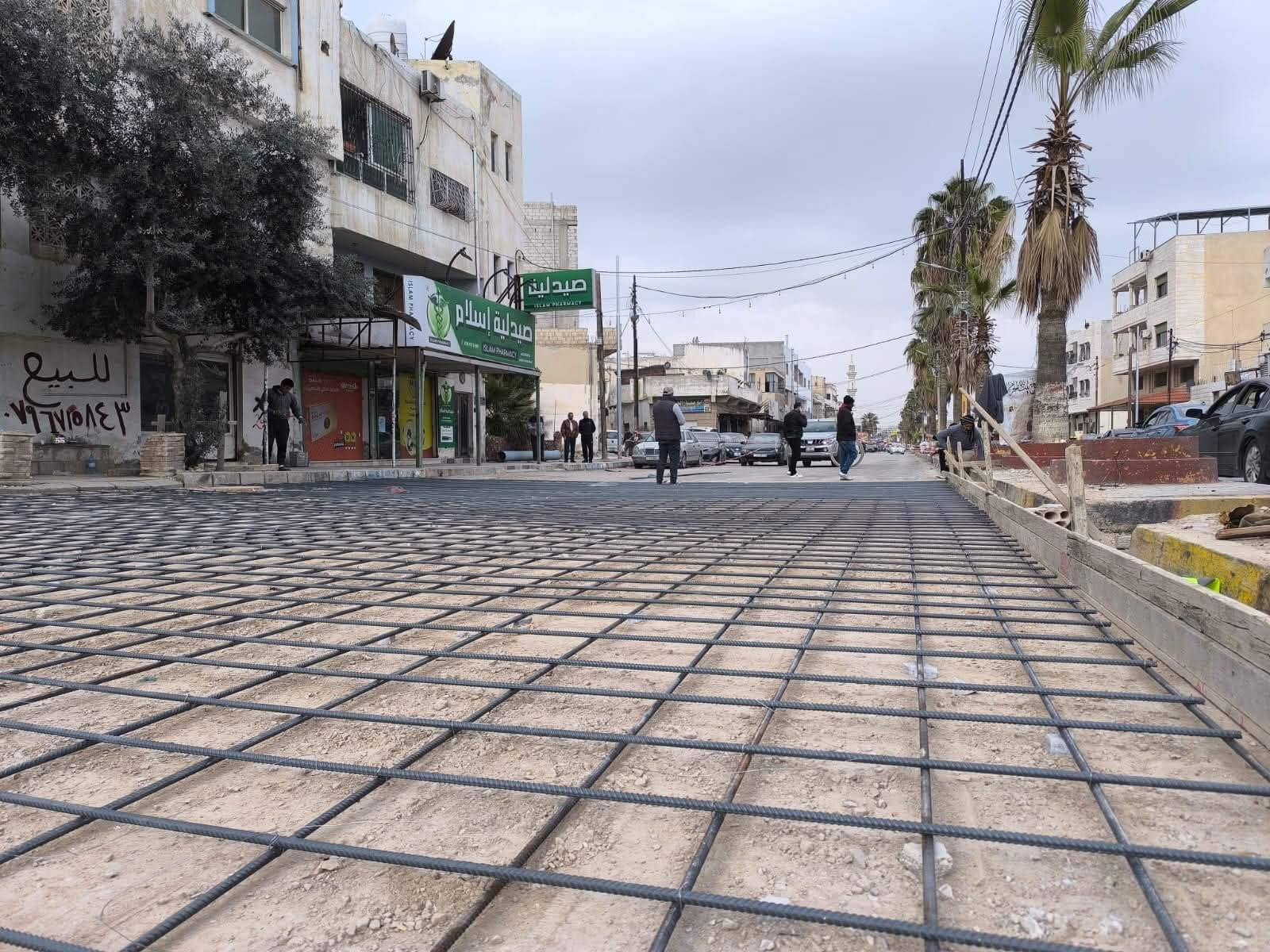 بلدية الرمثا تنفذ صيانة شاملة لمعالجة الهبوطات في شارع خط الشام