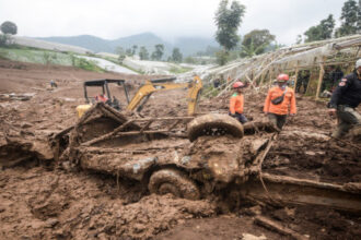 ارتفاع حصيلة انهيار التربة في جاوة إلى 34 قتيلاً مع استمرار البحث عن المفقودين