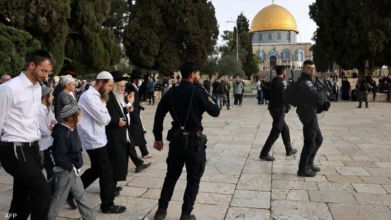 مستوطنون يقتحمون الأقصى ويشنون اعتداءات في الضفة الغربية بحماية الاحتلال