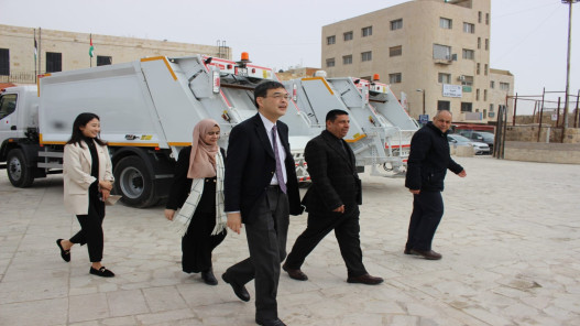 صورة حول : اليابان تمنح بلدية الكرك الكبرى 122 ألف دولار لتطوير خدمات جمع النفايات اليابان تمنح بلدية الكرك الكبرى 122 ألف دولار لتطوير خدمات جمع النفايات