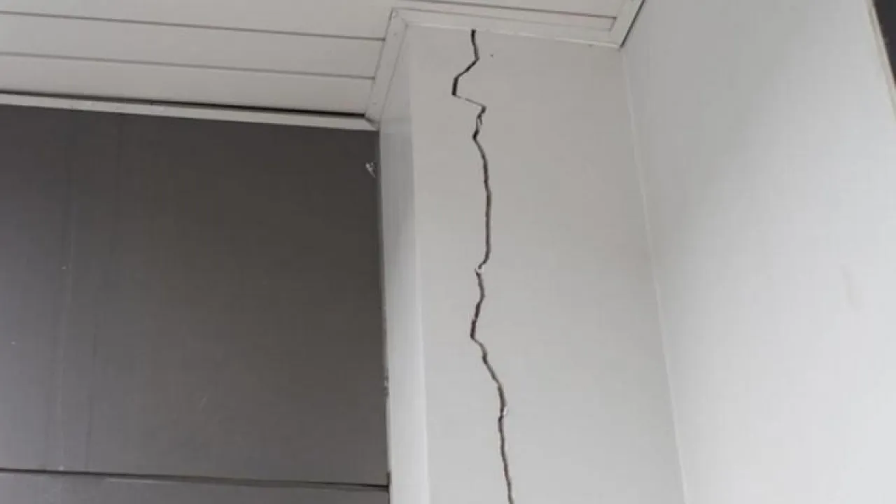 إخلاء 52 ساكنًا من عمارة آيلة للسقوط في تلاع العلي