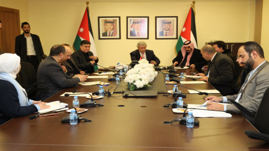 صورة حول : القطامين يؤكد أهمية تطوير قطاع الشاحنات والنقل البري لتعزيز الاقتصاد الوطني القطامين يؤكد أهمية تطوير قطاع الشاحنات والنقل البري لتعزيز الاقتصاد الوطني