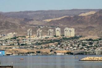 إسرائيل تستقبل مدمرة أميركية في ميناء إيلات ضمن تعزيزات عسكرية في الشرق الأوسط