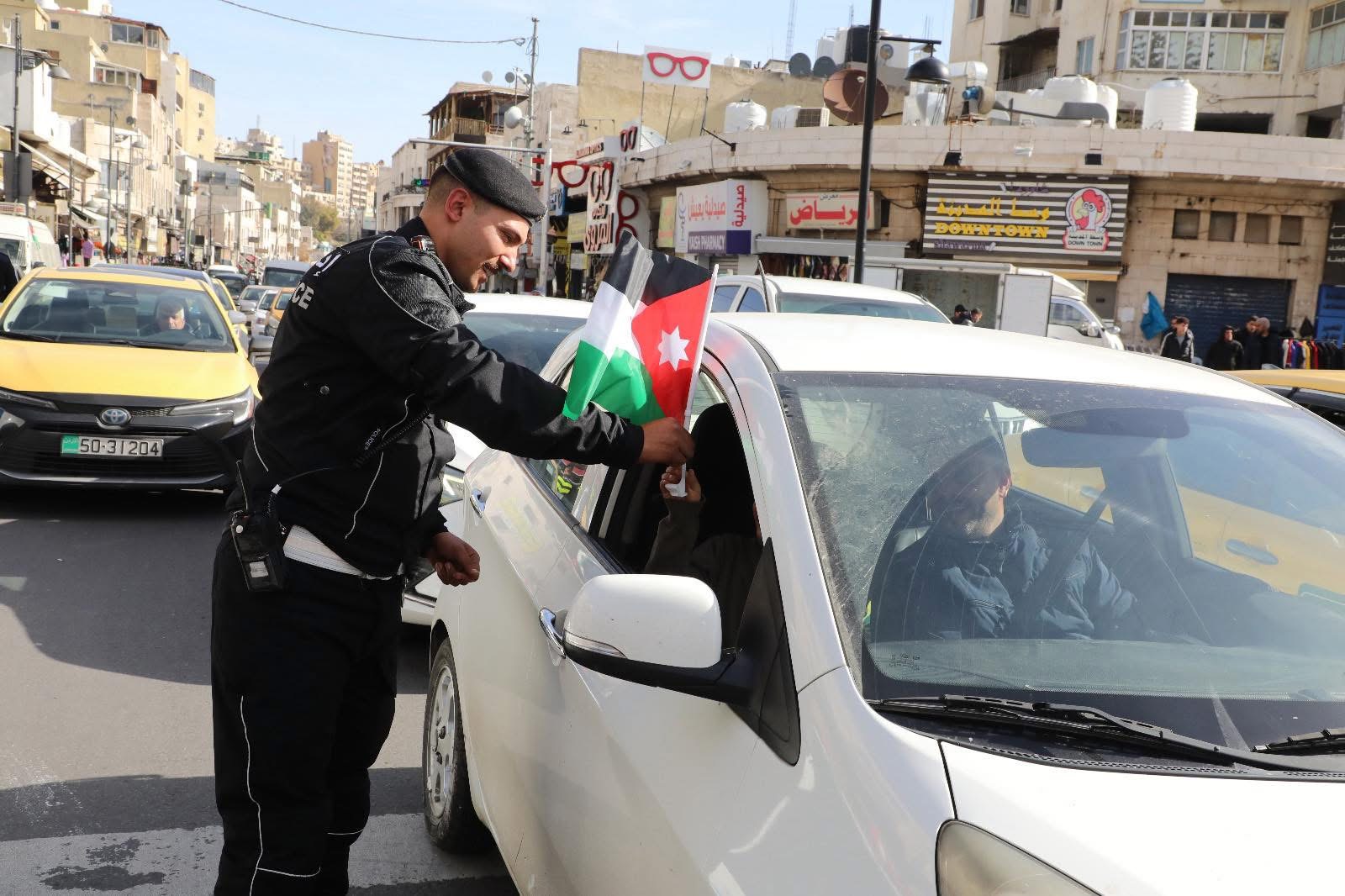 صورة حول : إدارة السير توزع الأعلام بمناسبة عيد ميلاد جلالة الملك إدارة السير توزع الأعلام بمناسبة عيد ميلاد جلالة الملك