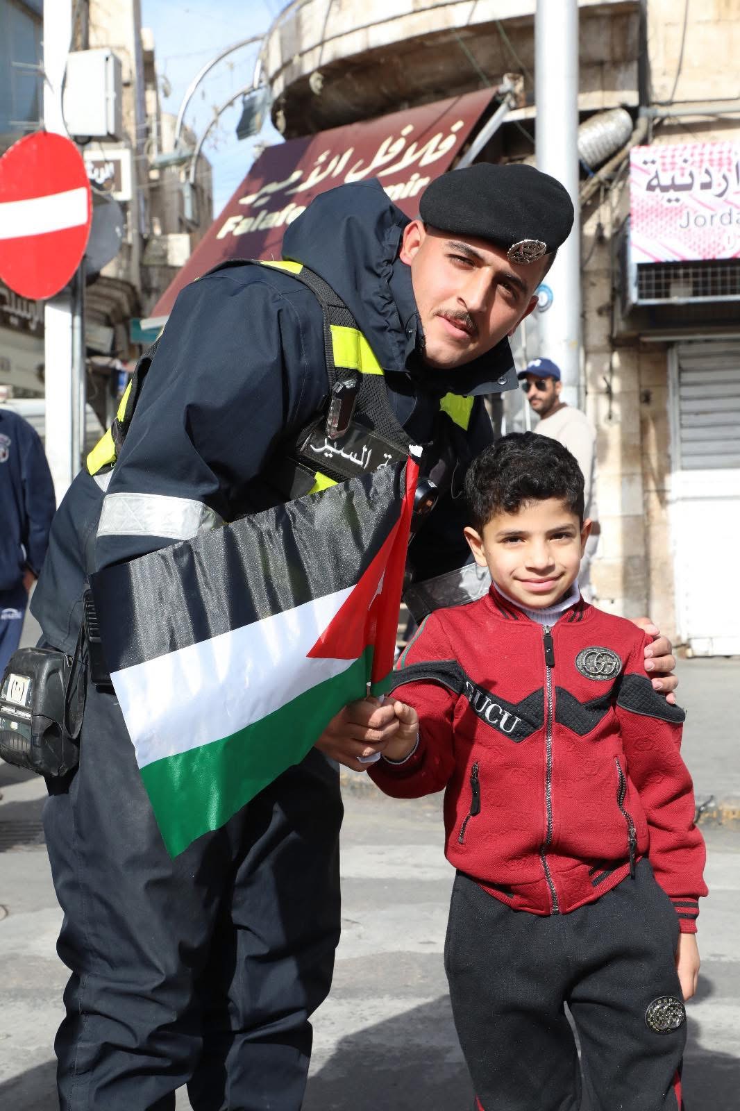 إدارة السير توزع الأعلام بمناسبة عيد ميلاد جلالة الملك