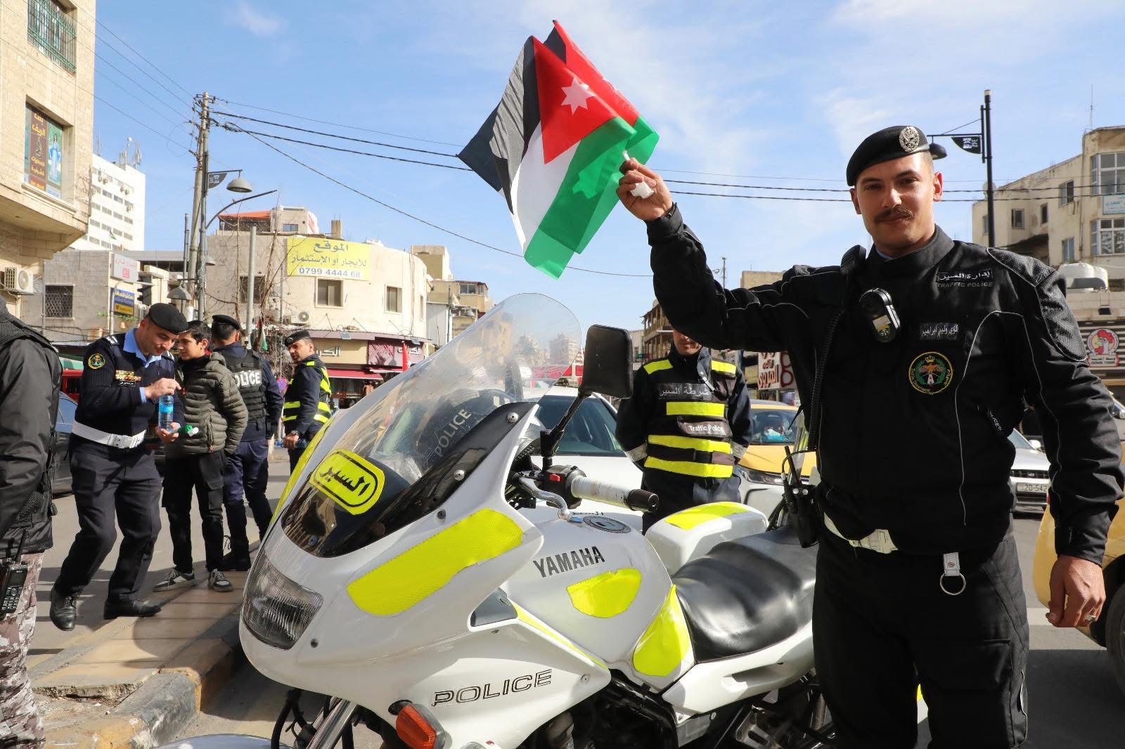 إدارة السير توزع الأعلام بمناسبة عيد ميلاد جلالة الملك