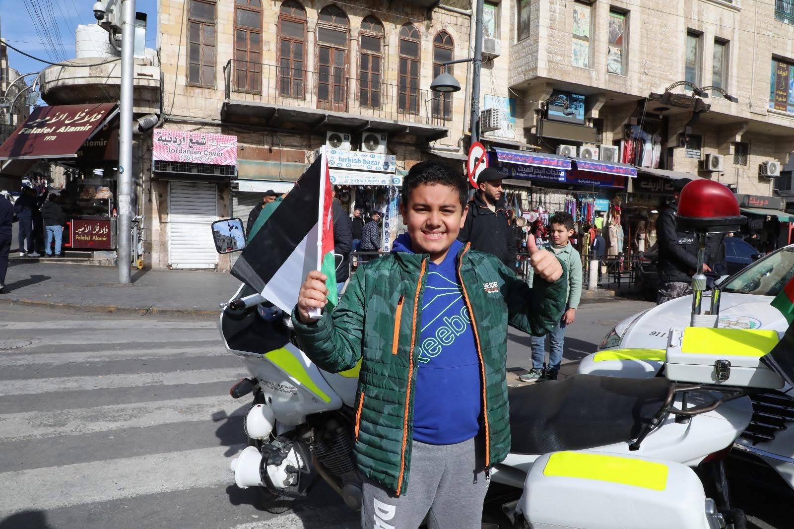 إدارة السير توزع الأعلام بمناسبة عيد ميلاد جلالة الملك