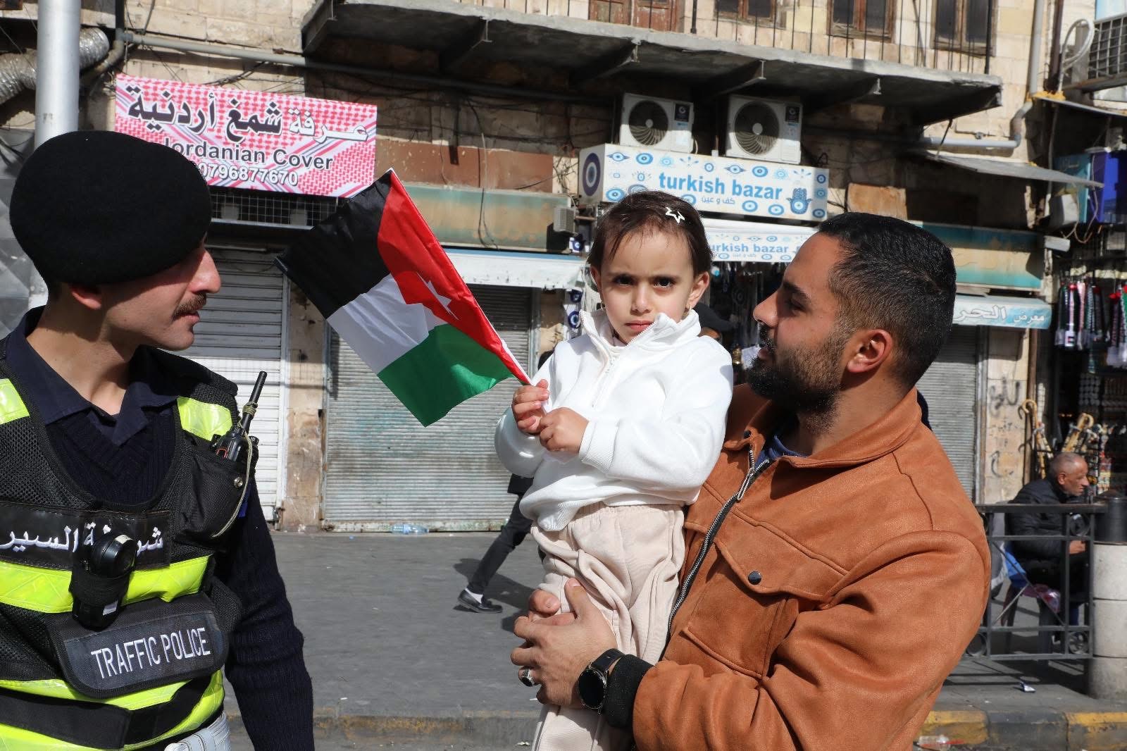 إدارة السير توزع الأعلام بمناسبة عيد ميلاد جلالة الملك