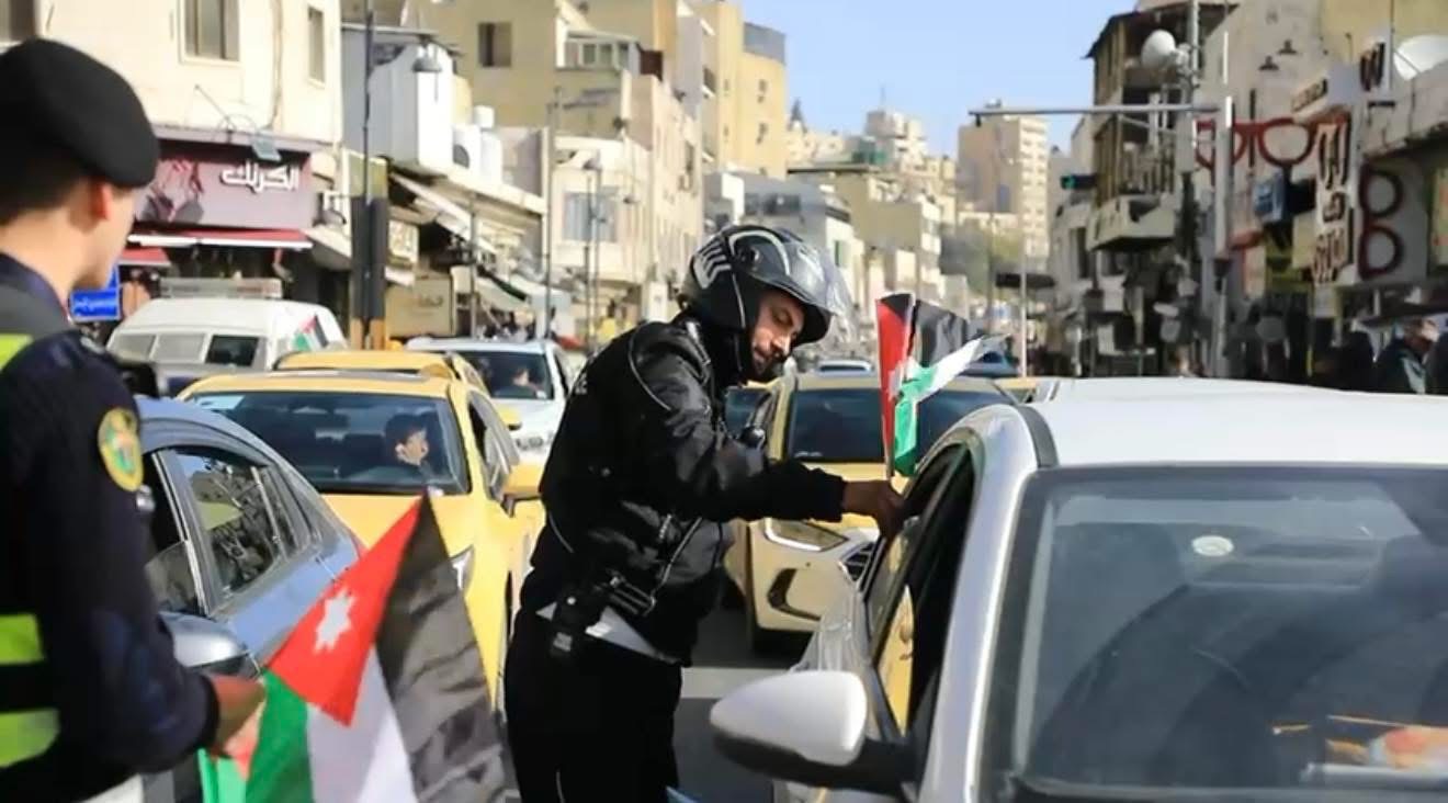 إدارة السير توزع الأعلام بمناسبة عيد ميلاد جلالة الملك