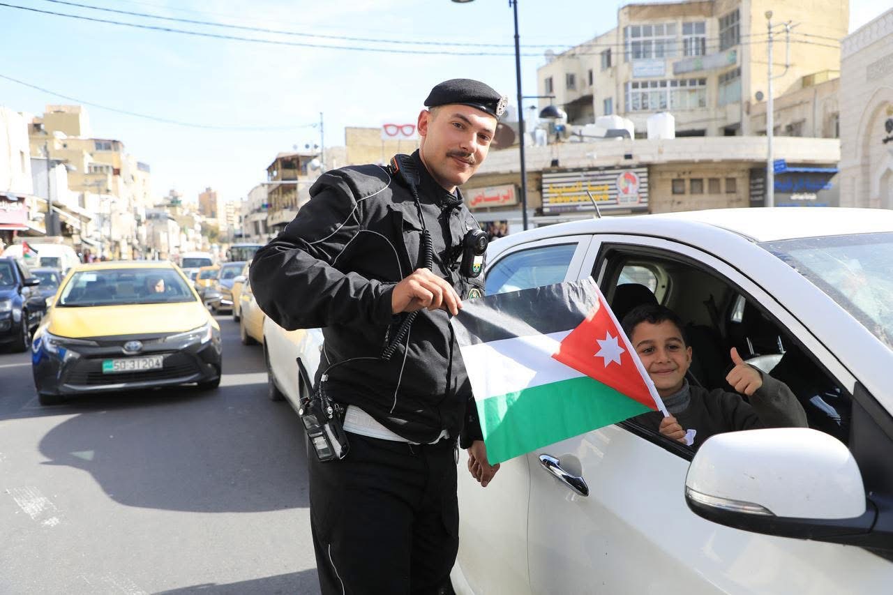 إدارة السير توزع الأعلام بمناسبة عيد ميلاد جلالة الملك