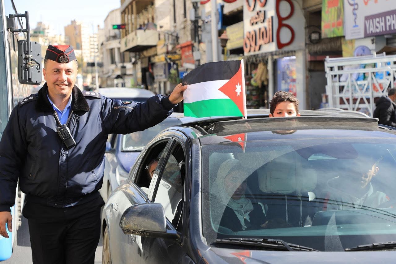 إدارة السير توزع الأعلام بمناسبة عيد ميلاد جلالة الملك