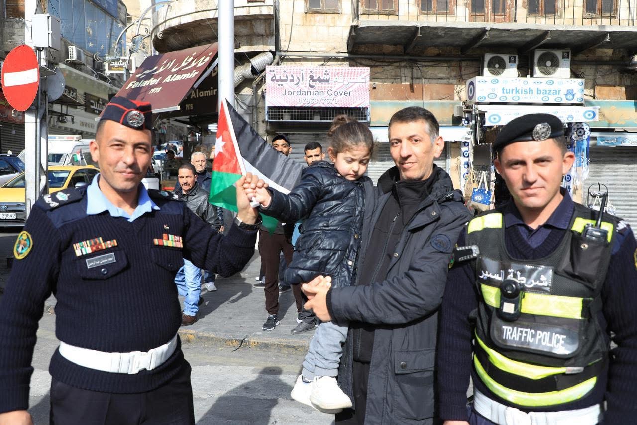 إدارة السير توزع الأعلام بمناسبة عيد ميلاد جلالة الملك