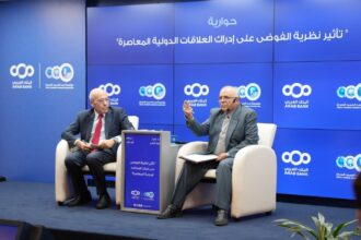 باحث سياسي يشرح تأثير نظرية الفوضى على العلاقات الدولية في محاضرة بمؤسسة شومان