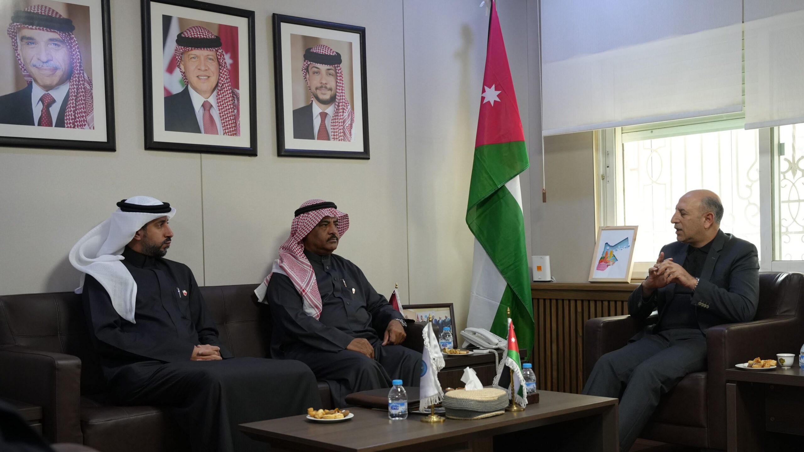 صورة حول : الهيئة الخيرية الأردنية الهاشمية والمؤسسة الملكية البحرينية تبحثان تعزيز التعاون الإنساني ودعم غزة الهيئة الخيرية الأردنية الهاشمية والمؤسسة الملكية البحرينية تبحثان تعزيز التعاون الإنساني ودعم غزة