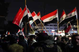 مئات المحتجين يتجمّعون قرب المنطقة الخضراء في بغداد