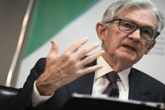 باول يستبعد رفع الفائدة مستقبلاً ويؤكد إبقاءها ثابتة مع استمرار التضخم والنمو القوي