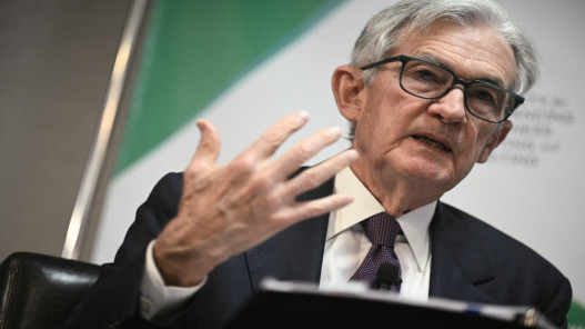 باول يستبعد رفع الفائدة مستقبلاً ويؤكد إبقاءها ثابتة مع استمرار التضخم والنمو القوي