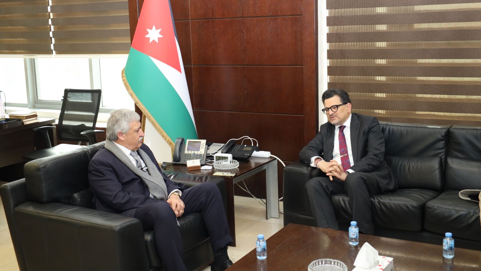 صورة حول : الأردن والهند يبحثان تعزيز التعاون في قطاع النقل والسكك الحديدية الأردن والهند يبحثان تعزيز التعاون في قطاع النقل والسكك الحديدية