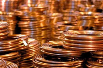 قفزة قياسية للنحاس عند 14,125 دولاراً للطن وسط توقعات طلب قوية