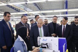 وزير العمل يوضح استثناء صناعة الألبسة