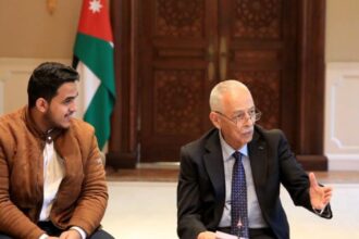 شباب يحاكون بيت الأردنيين