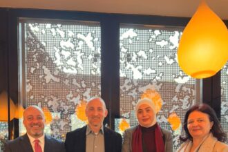 وزيرة التنمية الاجتماعية والرئيس التنفيذي لمؤسسة فان لير يبحثان التعاون في مجالات دعم برامج الرعاية