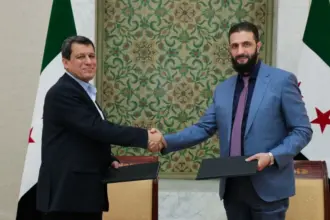 الجيش السوري يراقب انسحاب قسد ويستعد لعمليات غرب الفرات